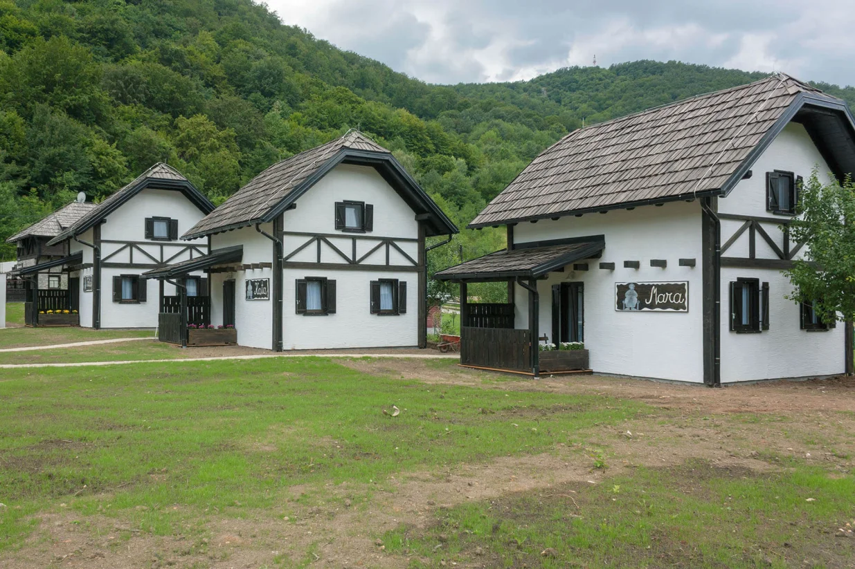 Etno bungalovi, Turističko naselje Natura Art//