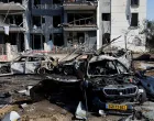 A view of burnt cars and a damaged residential building at an impact site following Iran's missile strike on Israel, in Be'er Sheva, Israel, June 20, 2025. REUTERS/Amir Cohen  TPX IMAGES OF THE DAY/Amir Cohen