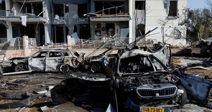A view of burnt cars and a damaged residential building at an impact site following Iran's missile strike on Israel, in Be'er Sheva, Israel, June 20, 2025. REUTERS/Amir Cohen  TPX IMAGES OF THE DAY/Amir Cohen