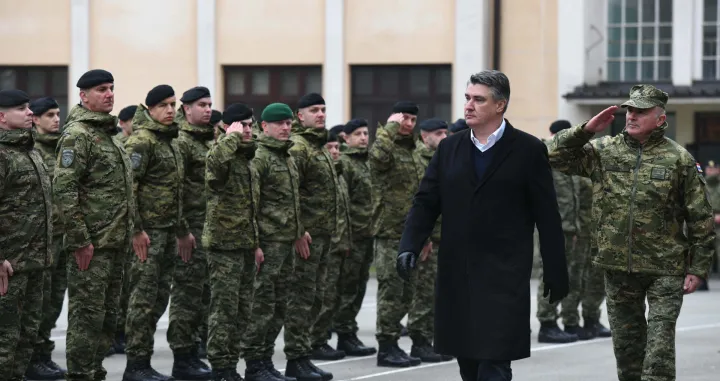 Na&scaron;ice, Hrvatska - 22. studenoga 2021:Vi ste prije svega Hrvatska vojska i služite obrani domovine, poručio je predsjednik Republike Hrvatske i vrhovni zapovjednik Oružanih snaga Republike Hrvatske Zoran Milanović na svečanom ispraćaju 36. hrvatskog kontingenta (HRVCON) u NATOoperaciju KFOR u Republiku Kosovo (Ured Predsjednika RH - Anadolu Agency)/