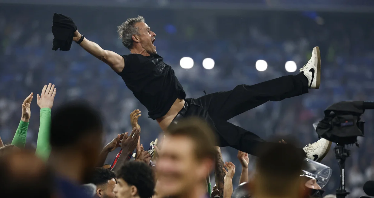 Soccer Football - Champions League - Final - Paris St Germain v Inter Milan - Allianz Arena, Munich, Germany - May 31, 2025 Paris St Germain players celebrate winning the Champions League by throwing Luis Enrique in the air REUTERS/Stephanie Lecocq