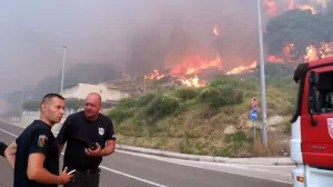  21.06.2025., Pisak - Rano jutros izbio je veliki pozar u sumi iznad magistrale. Bura otezava situaciju, a uz vatrogasce na terenu, u gasenju pozara sudjeluju i mjestani. Kako nesluzbeno doznaje Dalmacija Danas, u tijeku je evakuacija gradjana i turista. Photo:/Ivo Cagalj/pixsell