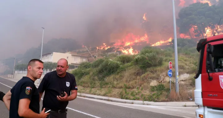  21.06.2025., Pisak - Rano jutros izbio je veliki pozar u sumi iznad magistrale. Bura otezava situaciju, a uz vatrogasce na terenu, u gasenju pozara sudjeluju i mjestani. Kako nesluzbeno doznaje Dalmacija Danas, u tijeku je evakuacija gradjana i turista. Photo:/Ivo Cagalj/pixsell