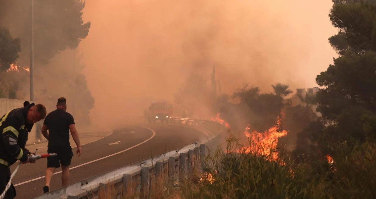 21.06.2025., Pisak - Rano jutros izbio je veliki pozar u sumi iznad magistrale. Bura otezava situaciju, a uz vatrogasce na terenu, u gasenju pozara sudjeluju i mjestani. Kako nesluzbeno doznaje Dalmacija Danas, u tijeku je evakuacija gradjana i turista. Photo: Ivo Cagalj/PIXSELL/Ivo Cagalj/pixsell
