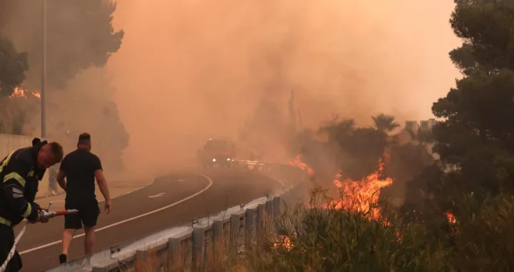 21.06.2025., Pisak - Rano jutros izbio je veliki pozar u sumi iznad magistrale. Bura otezava situaciju, a uz vatrogasce na terenu, u gasenju pozara sudjeluju i mjestani. Kako nesluzbeno doznaje Dalmacija Danas, u tijeku je evakuacija gradjana i turista. Photo: Ivo Cagalj/PIXSELL/Ivo Cagalj/pixsell