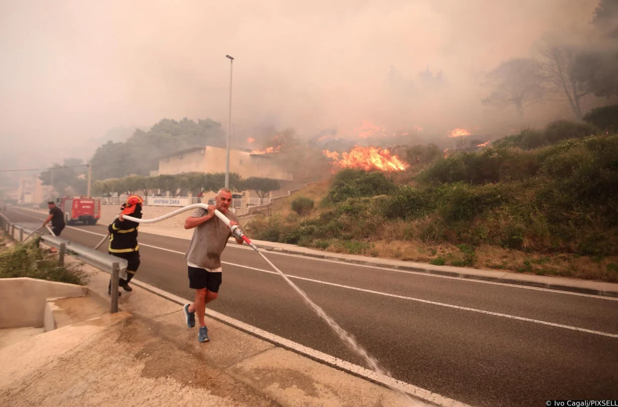 21.06.2025., Pisak - Rano jutros izbio je veliki pozar u sumi iznad magistrale. Bura otezava situaciju, a uz vatrogasce na terenu, u gasenju pozara sudjeluju i mjestani. Kako nesluzbeno doznaje Dalmacija Danas, u tijeku je evakuacija gradjana i turista. Photo: Ivo Cagalj/PIXSELL/Ivo Cagalj/pixsell