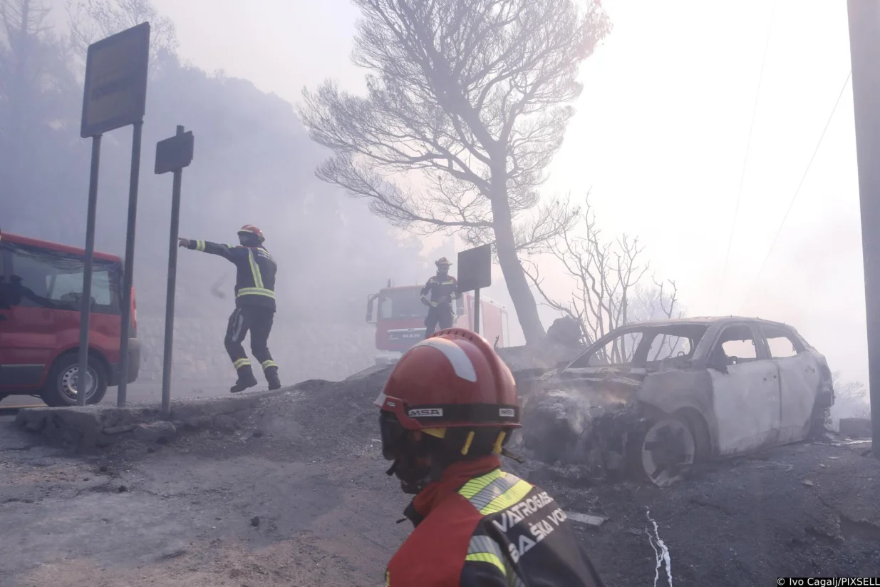 21.06.2025., Pisak - Brojni automobili su izgorjeli u pozaru koji se poceo siriti. Bura otezava situaciju, stoga je cijela zupanija dignuta da dodje u pomoc. Kako nesluzbeno doznaje Dalmacija Danas, u tijeku je evakuacija gradjana i turista. Photo: Ivo Cagalj/PIXSELL/Ivo Cagalj/pixsell
