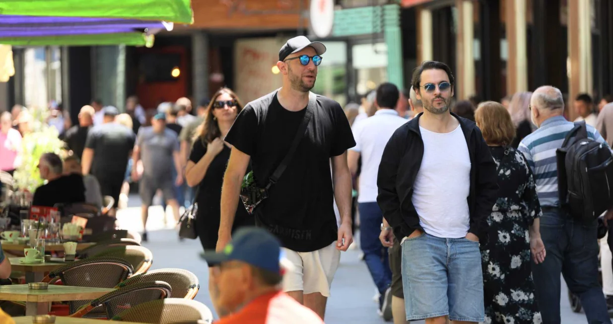 Prvi dan ljeta 2025. u Sarajevu, građani i turisti na ulicama/Senad Gubelić