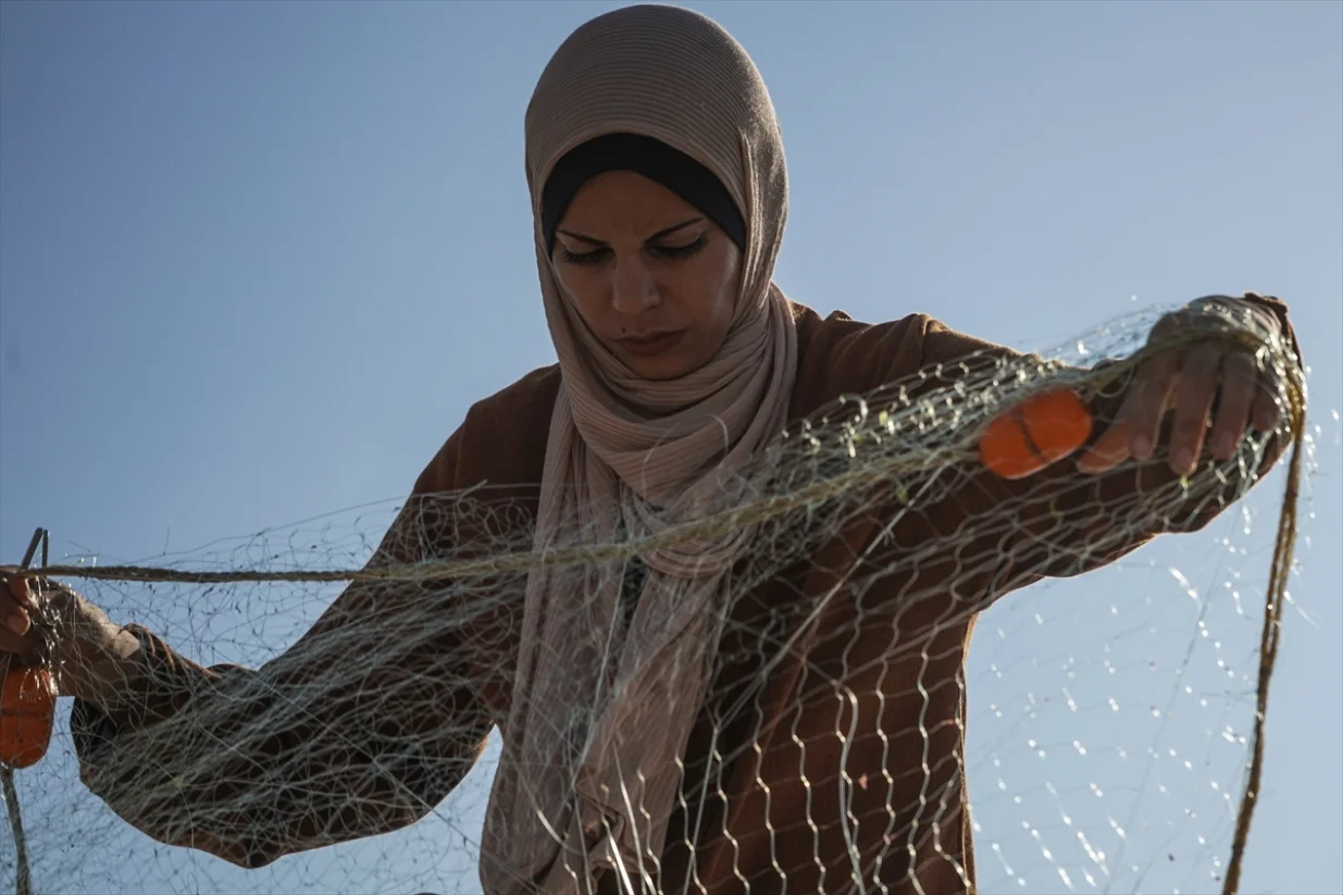 Tridesetjednogodišnja Madleen Kullab, jedina žena ribar u Gazi, nastavlja brinuti o djeci i slovi za simbol neslomivog otpora Palestinki.Madleen je žena po kojoj je ime dobio humanitarni brod "Madleen", pokrenut od strane koalicije Freedom Flotilla/Anas Zeyad Fteha