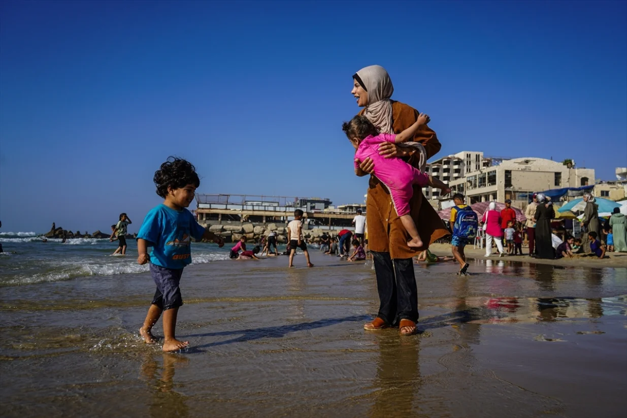 Tridesetjednogodišnja Madleen Kullab, jedina žena ribar u Gazi, nastavlja brinuti o djeci i slovi za simbol neslomivog otpora Palestinki.Madleen je žena po kojoj je ime dobio humanitarni brod "Madleen", pokrenut od strane koalicije Freedom Flotilla/Anas Zeyad Fteha