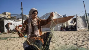 Tridesetjednogodišnja Madleen Kullab, jedina žena ribar u Gazi, nastavlja brinuti o djeci i slovi za simbol neslomivog otpora Palestinki.Madleen je žena po kojoj je ime dobio humanitarni brod "Madleen", pokrenut od strane koalicije Freedom Flotilla/Anas Zeyad Fteha