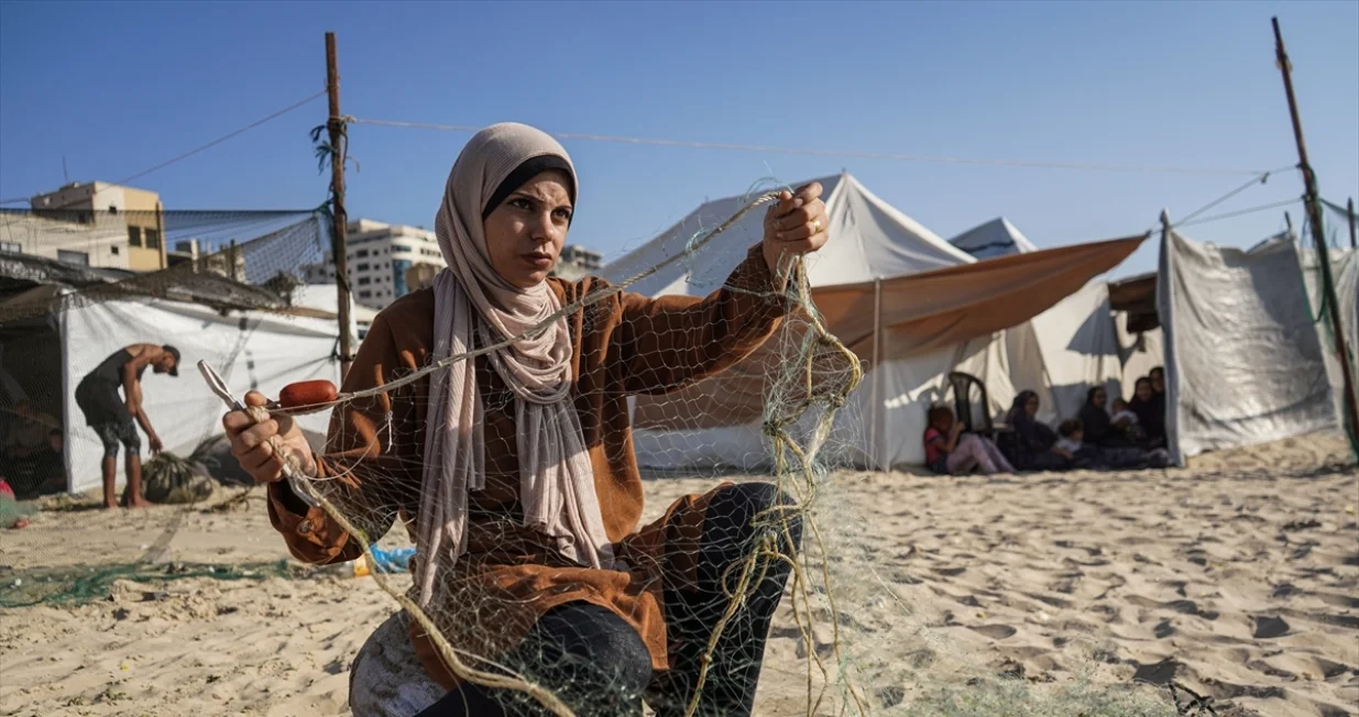 Tridesetjednogodišnja Madleen Kullab, jedina žena ribar u Gazi, nastavlja brinuti o djeci i slovi za simbol neslomivog otpora Palestinki.Madleen je žena po kojoj je ime dobio humanitarni brod "Madleen", pokrenut od strane koalicije Freedom Flotilla/Anas Zeyad Fteha