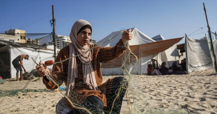 Tridesetjednogodišnja Madleen Kullab, jedina žena ribar u Gazi, nastavlja brinuti o djeci i slovi za simbol neslomivog otpora Palestinki.Madleen je žena po kojoj je ime dobio humanitarni brod "Madleen", pokrenut od strane koalicije Freedom Flotilla/Anas Zeyad Fteha