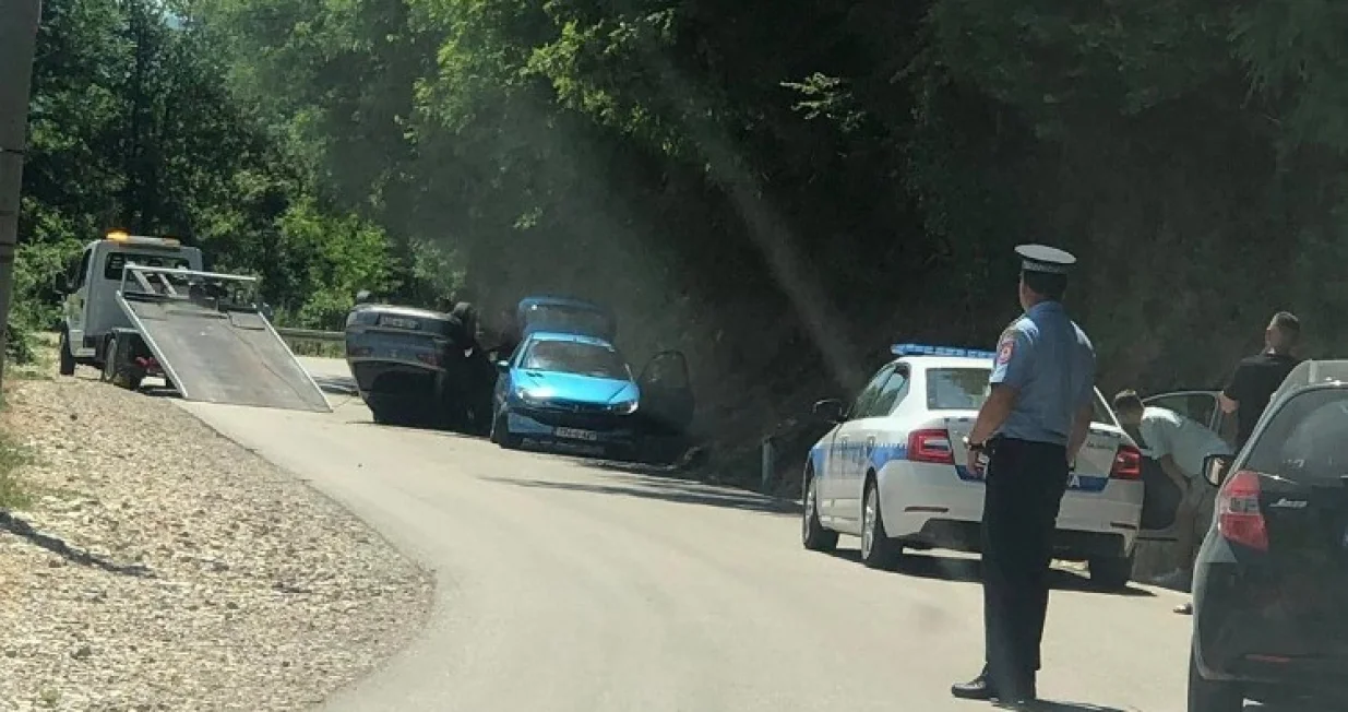 Vozilo završilo na krovu/Teslic.net/Facebook/