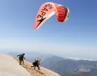 Ljubitelji paraglajdinga jedva su dočekali toplije vrijeme i priliku da se spuštaju sa planine Tahtali u Kemeru u Turskoj, javlja Anadolu Agency (AA)Planina Tahtali u Antaliji sa najvišim vrhom od 2.365 metara jedna je od najviših tačaka planinskog sistema Taurus, a sa nje se pruža pogled na mediteransku obalu. (Mustafa Çiftçi - Anadolu Agency)/Mustafa Çiftçi