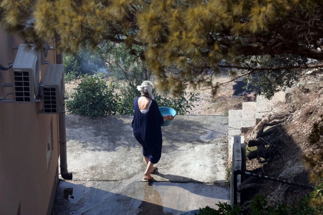 21.06.2025., Pisak - Rano jutros izbio je veliki pozar u sumi iznad magistrale. Bura otezava situaciju, a uz vatrogasce na terenu, u gasenju pozara sudjeluju i mjestani. Kako nesluzbeno doznaje Dalmacija Danas, u tijeku je evakuacija gradjana i turista. Photo: Ivo Cagalj/PIXSELL/Ivo Cagalj