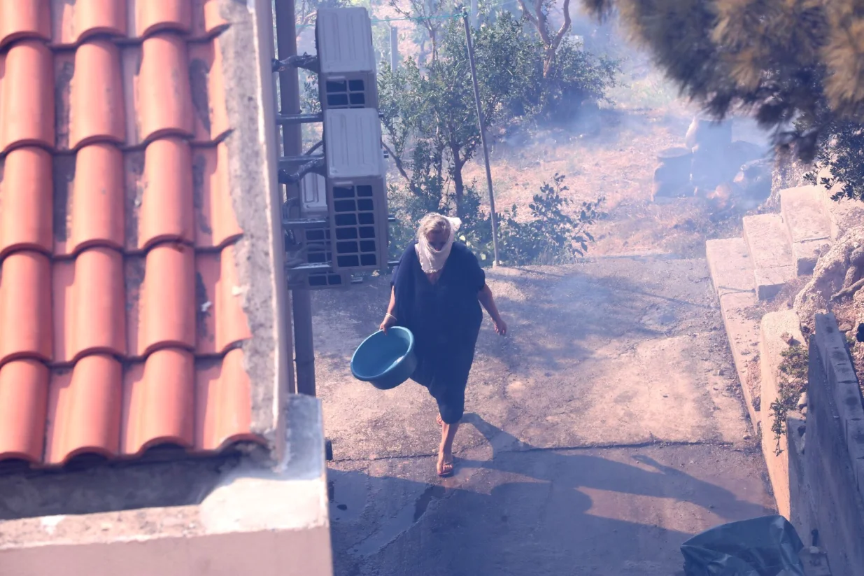 21.06.2025., Pisak - Rano jutros izbio je veliki pozar u sumi iznad magistrale. Bura otezava situaciju, a uz vatrogasce na terenu, u gasenju pozara sudjeluju i mjestani. Kako nesluzbeno doznaje Dalmacija Danas, u tijeku je evakuacija gradjana i turista. Photo: Ivo Cagalj/PIXSELL/Ivo Cagalj