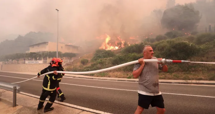 21.06.2025., Pisak - Rano jutros izbio je veliki pozar u sumi iznad magistrale. Bura otezava situaciju, a uz vatrogasce na terenu, u gasenju pozara sudjeluju i mjestani. Kako nesluzbeno doznaje Dalmacija Danas, u tijeku je evakuacija gradjana i turista. Photo: Ivo Cagalj/PIXSELL/Ivo Cagalj