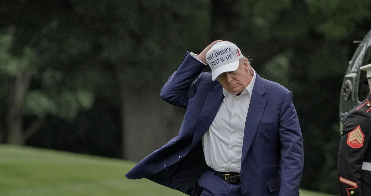 U.S. President Donald Trump holds his hat as he walks on the South Lawn of the White House in Washington, D.C., U.S., May 25, 2025. /Ken Cedeno/Ken Cedeno
