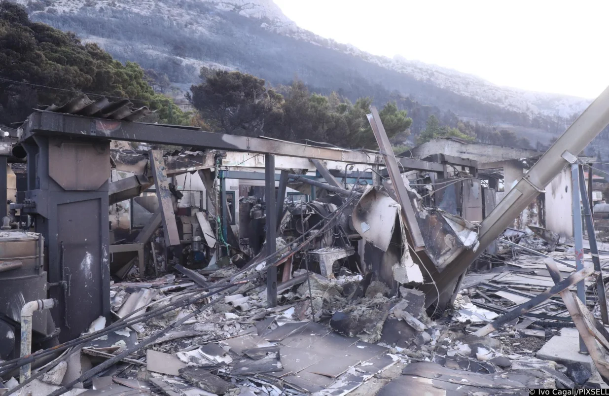22.06.2025.,Omis - Jutro na pozaristu kod Mimica i Marusica protice bez novih aktivnih pozara. Vatrogasci koji su probdjeli cijelu noc dezurajuci iscekuju smjene a stanovnici u iscekivanju dolaska radnika HEP-a. Photo: Ivo Cagalj/PIXSELL/Ivo Cagalj/pixsell