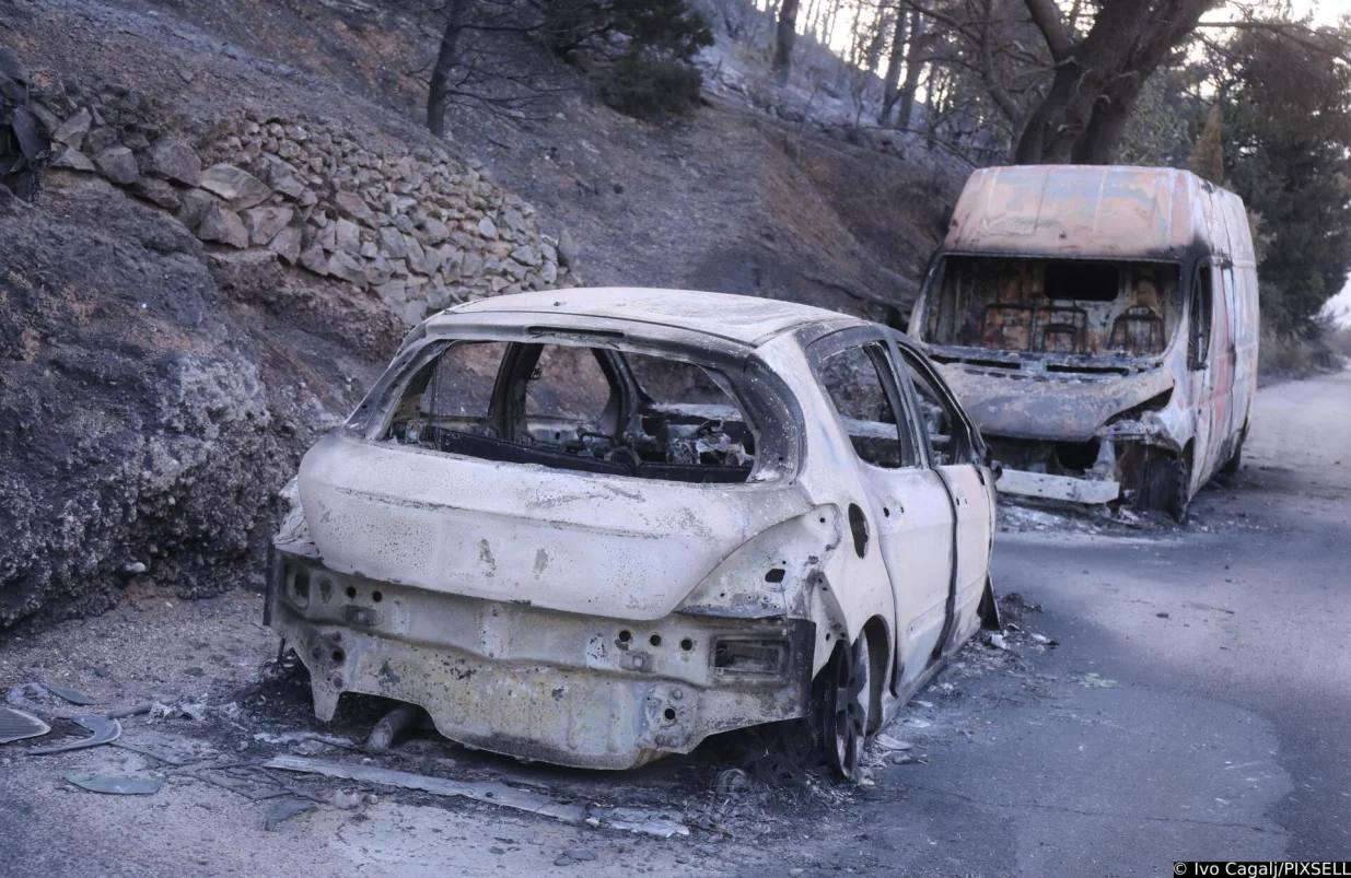 22.06.2025.,Omis - Jutro na pozaristu kod Mimica i Marusica protice bez novih aktivnih pozara. Vatrogasci koji su probdjeli cijelu noc dezurajuci iscekuju smjene a stanovnici u iscekivanju dolaska radnika HEP-a. Photo: Ivo Cagalj/PIXSELL/Ivo Cagalj/pixsell