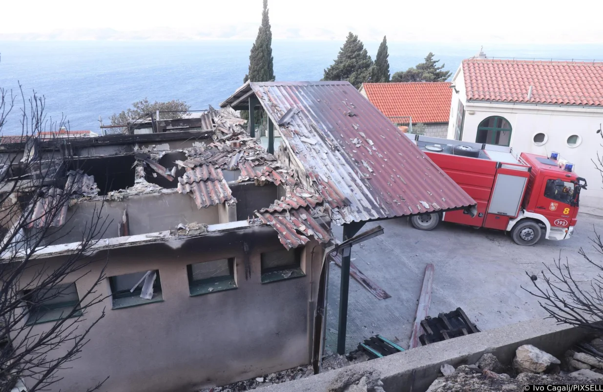 22.06.2025.,Omis - Jutro na pozaristu kod Mimica i Marusica protice bez novih aktivnih pozara. Vatrogasci koji su probdjeli cijelu noc dezurajuci iscekuju smjene a stanovnici u iscekivanju dolaska radnika HEP-a. Photo: Ivo Cagalj/PIXSELL/Ivo Cagalj/pixsell