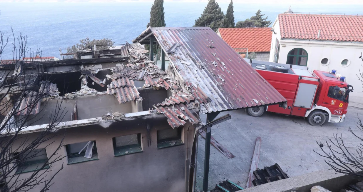 22.06.2025.,Omis - Jutro na pozaristu kod Mimica i Marusica protice bez novih aktivnih pozara. Vatrogasci koji su probdjeli cijelu noc dezurajuci iscekuju smjene a stanovnici u iscekivanju dolaska radnika HEP-a. Photo: Ivo Cagalj/PIXSELL/Ivo Cagalj/pixsell