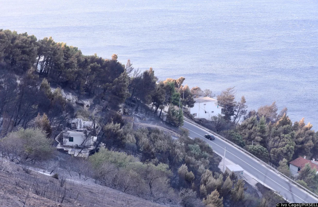 22.06.2025.,Omis - Jutro na pozaristu kod Mimica i Marusica protice bez novih aktivnih pozara. Vatrogasci koji su probdjeli cijelu noc dezurajuci iscekuju smjene a stanovnici u iscekivanju dolaska radnika HEP-a. Photo: Ivo Cagalj/PIXSELL/Ivo Cagalj/pixsell