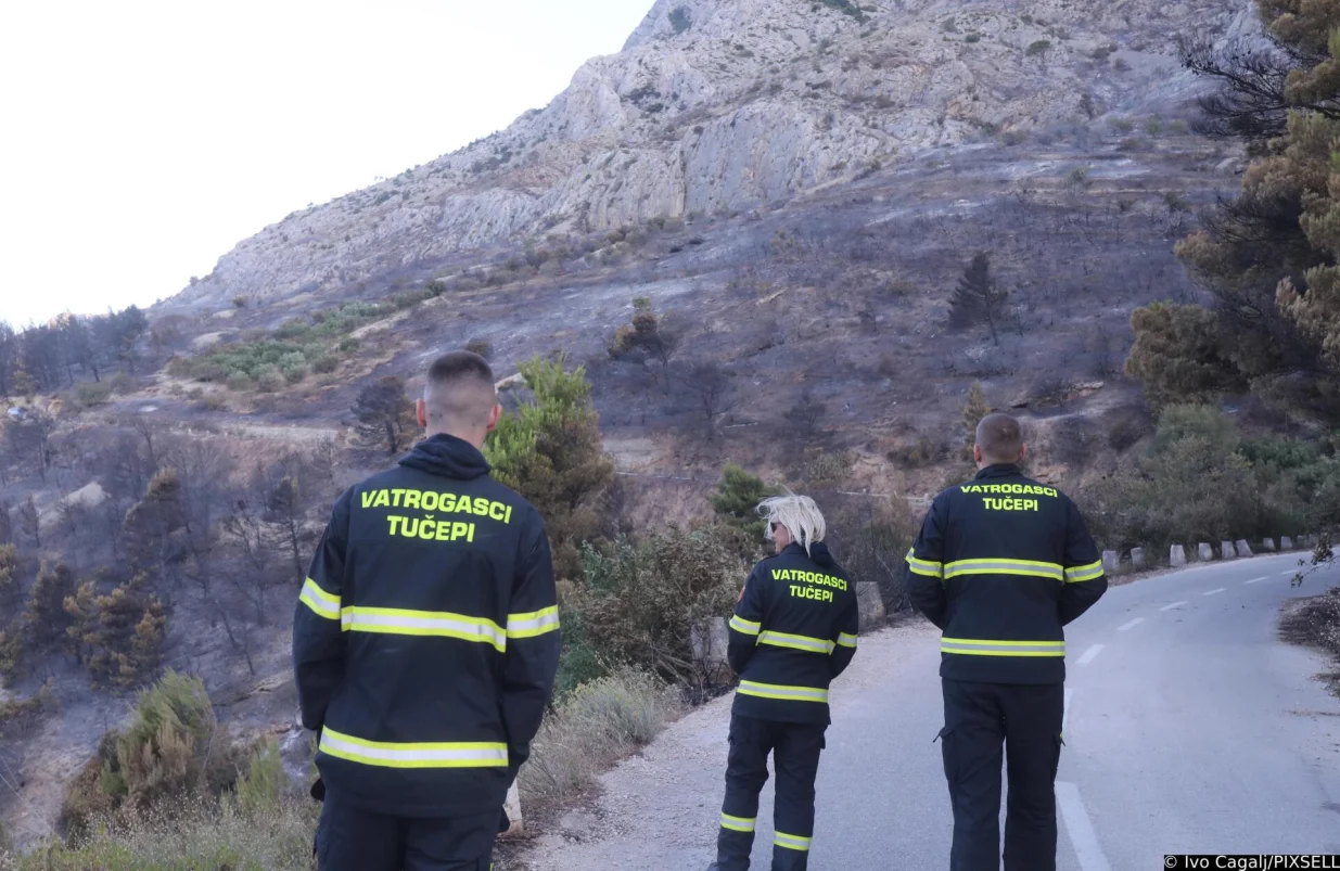 22.06.2025.,Omis - Jutro na pozaristu kod Mimica i Marusica protice bez novih aktivnih pozara. Vatrogasci koji su probdjeli cijelu noc dezurajuci iscekuju smjene a stanovnici u iscekivanju dolaska radnika HEP-a. Photo: Ivo Cagalj/PIXSELL/Ivo Cagalj/pixsell