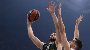 epa10355839 Partizan's Ioannis Papapetrou (L) in action against Red Star's Ognjen Dobric (R) during the Euroleague basketball match between Partizan Belgrade and Red Star Belgrade in Belgrade, Serbia, 08 December 2022. EPA/ANDREJ CUKIC