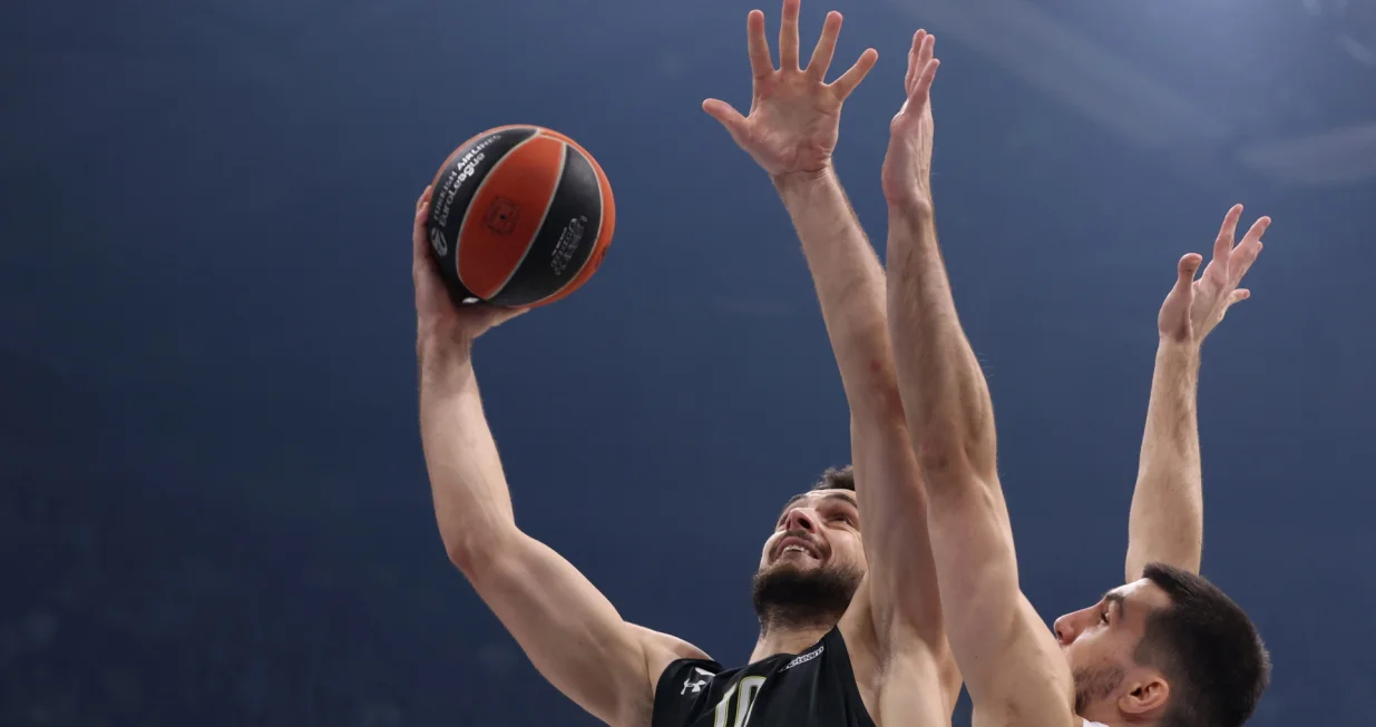 epa10355839 Partizan's Ioannis Papapetrou (L) in action against Red Star's Ognjen Dobric (R) during the Euroleague basketball match between Partizan Belgrade and Red Star Belgrade in Belgrade, Serbia, 08 December 2022. EPA/ANDREJ CUKIC