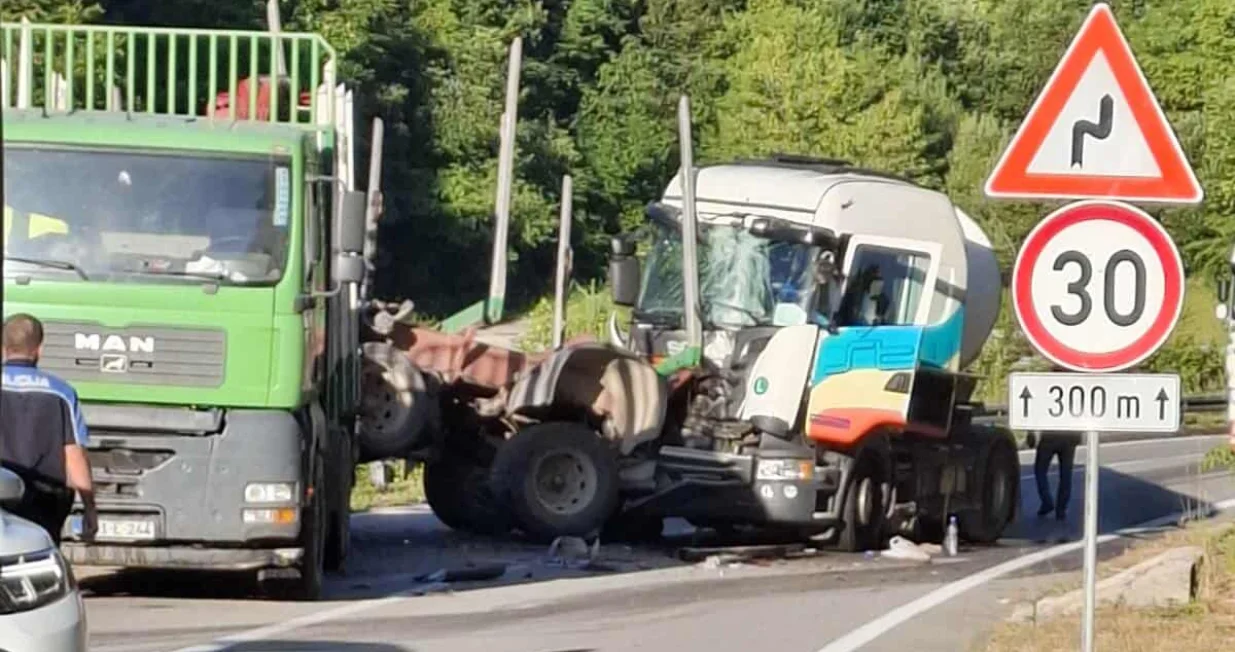 Cisternom se zabio u prikolicu kamiona, promet obustaljen.../Čitatelji