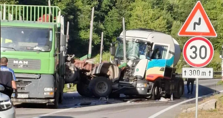 Cisternom se zabio u prikolicu kamiona, promet obustaljen.../Čitatelji
