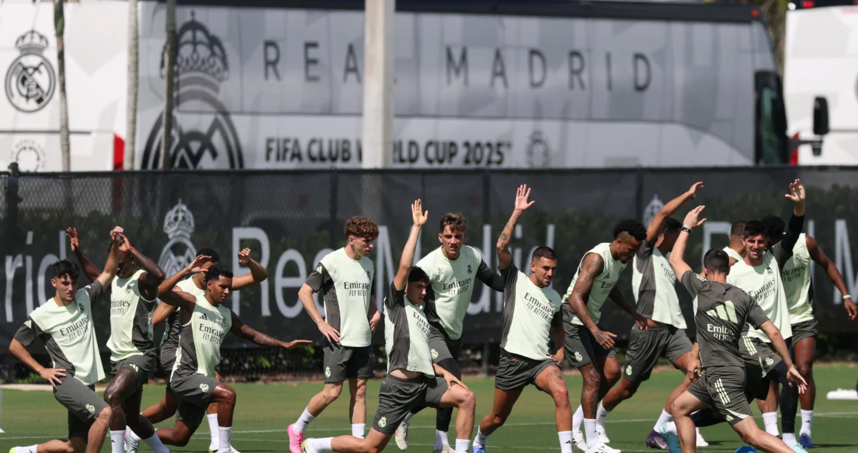 Soccer Football - Club World Cup - Real Madrid Training - Gardens North Country District Park, Palm Beach Gardens, Florida, U.S. - June 15, 2025 Real Madrid's Rodrygo, Thibaut Courtois and Eder Militao with teammates during training REUTERS/Hannah Mckay
