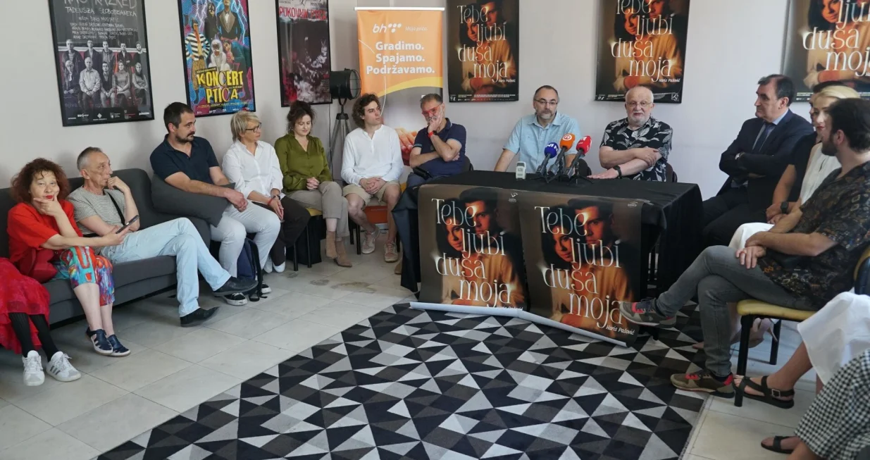 SARAJEVO, 23. juna (FENA) - U Kamernom teatru 55 održana je konferencija za medije u povodu premijere dramske predstave 'Tebe ljubi duša moja', autora i reditelja Harisa Pašovića. (Foto FENA/Jasmin Hasečić/ap)/Fena