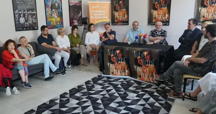 SARAJEVO, 23. juna (FENA) - U Kamernom teatru 55 održana je konferencija za medije u povodu premijere dramske predstave 'Tebe ljubi duša moja', autora i reditelja Harisa Pašovića. (Foto FENA/Jasmin Hasečić/ap)/Fena