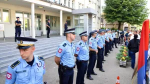 Članovi SDS-a i građani RS-a okupljeni ispred Okružnog suda u Banjoj Luci/Draško Stanivuković