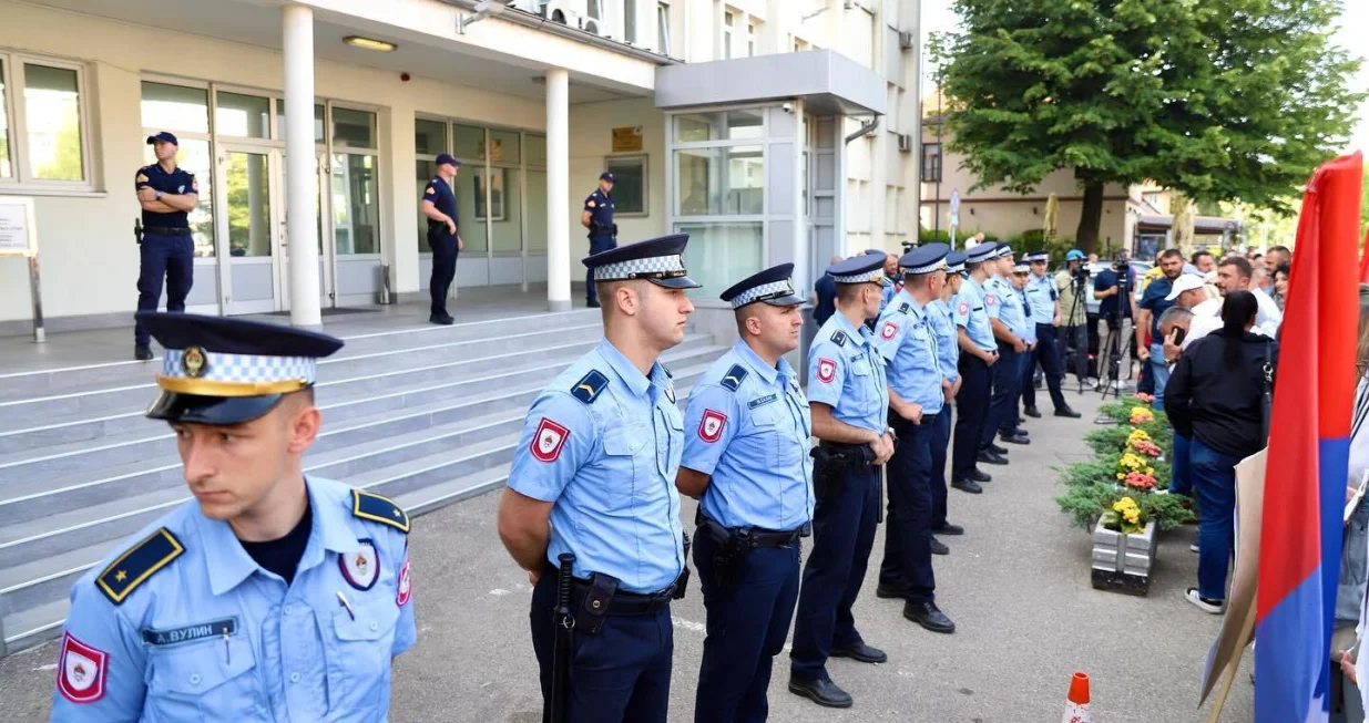 Članovi SDS-a i građani RS-a okupljeni ispred Okružnog suda u Banjoj Luci/Draško Stanivuković