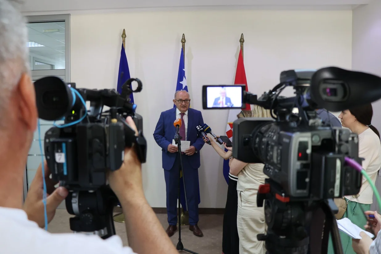 MOSTAR, 23. lipnja (FENA) вЂ" Glavno vijeД‡e Hrvatskog narodnog sabora (GV HNS) BiH je na sjednici odrЕѕanoj u ponedjeljak u Mostaru obradilo nekoliko tema, s posebnim naglaskom na vanjsku politiku BiH i meД'unarodno predstavljanje.(Foto FENA/Mario Obrdalj)/Mario Obrdalj