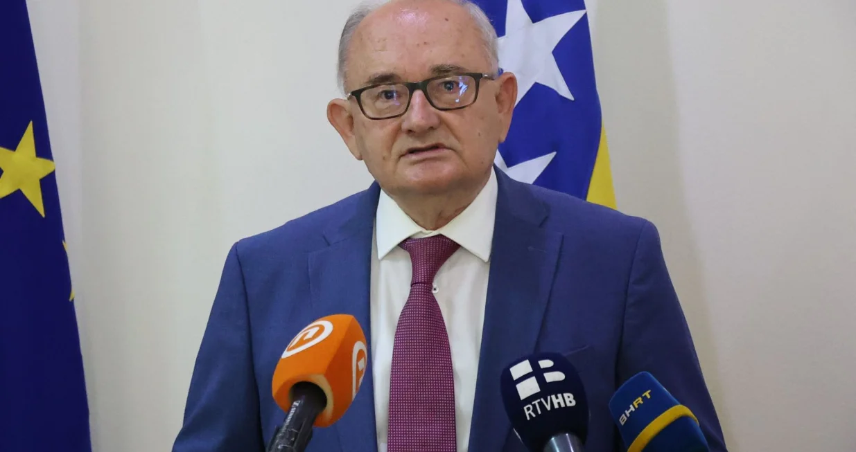 MOSTAR, 23. lipnja (FENA) вЂ" Glavno vijeД‡e Hrvatskog narodnog sabora (GV HNS) BiH je na sjednici odrЕѕanoj u ponedjeljak u Mostaru obradilo nekoliko tema, s posebnim naglaskom na vanjsku politiku BiH i meД'unarodno predstavljanje.(Foto FENA/Mario Obrdalj)/Mario Obrdalj