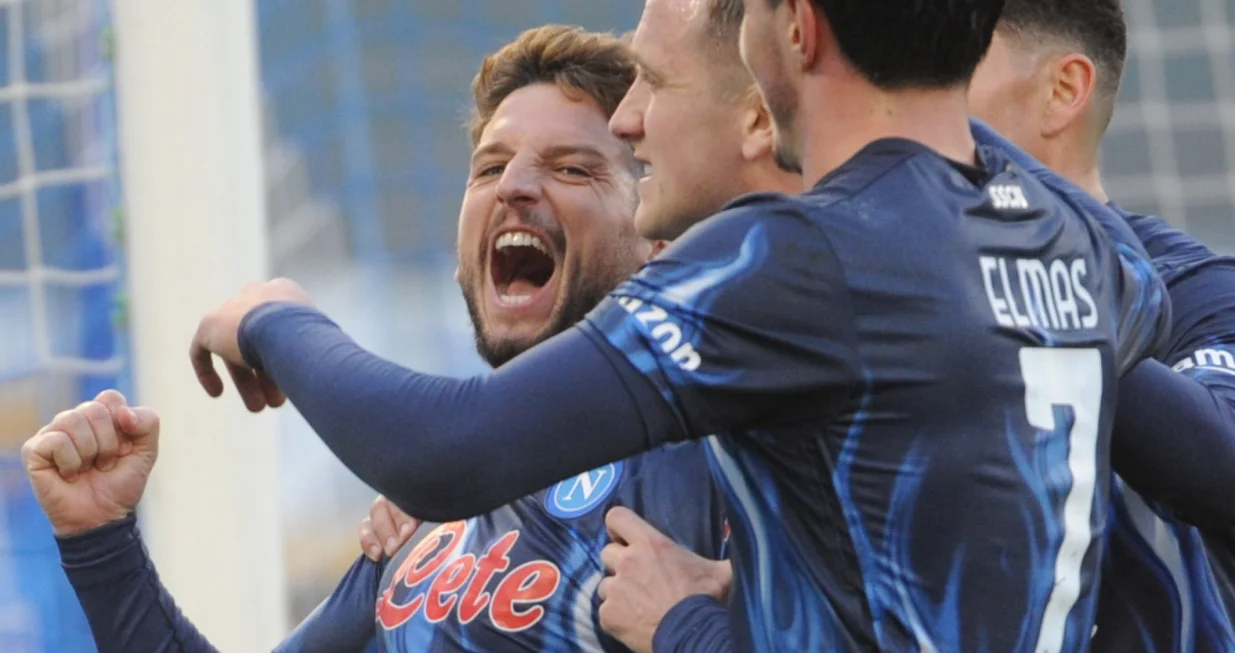 epa09704528 Napoli's Dries Mertens (L) celebrates with teammates after scoring the 2-1 lead from the penalty spot during the Italian Serie A soccer match between SSC Napoli and US Salernitana in Naples, Italy, 23 January 2022. EPA/CESARE ABBATE