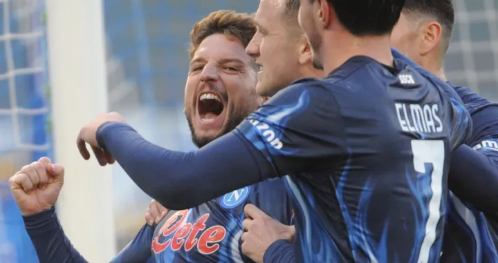 epa09704528 Napoli's Dries Mertens (L) celebrates with teammates after scoring the 2-1 lead from the penalty spot during the Italian Serie A soccer match between SSC Napoli and US Salernitana in Naples, Italy, 23 January 2022. EPA/CESARE ABBATE