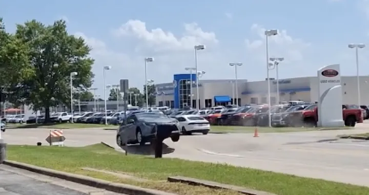 Automobil odletio u zrak nakon napucanja ceste/Facebook