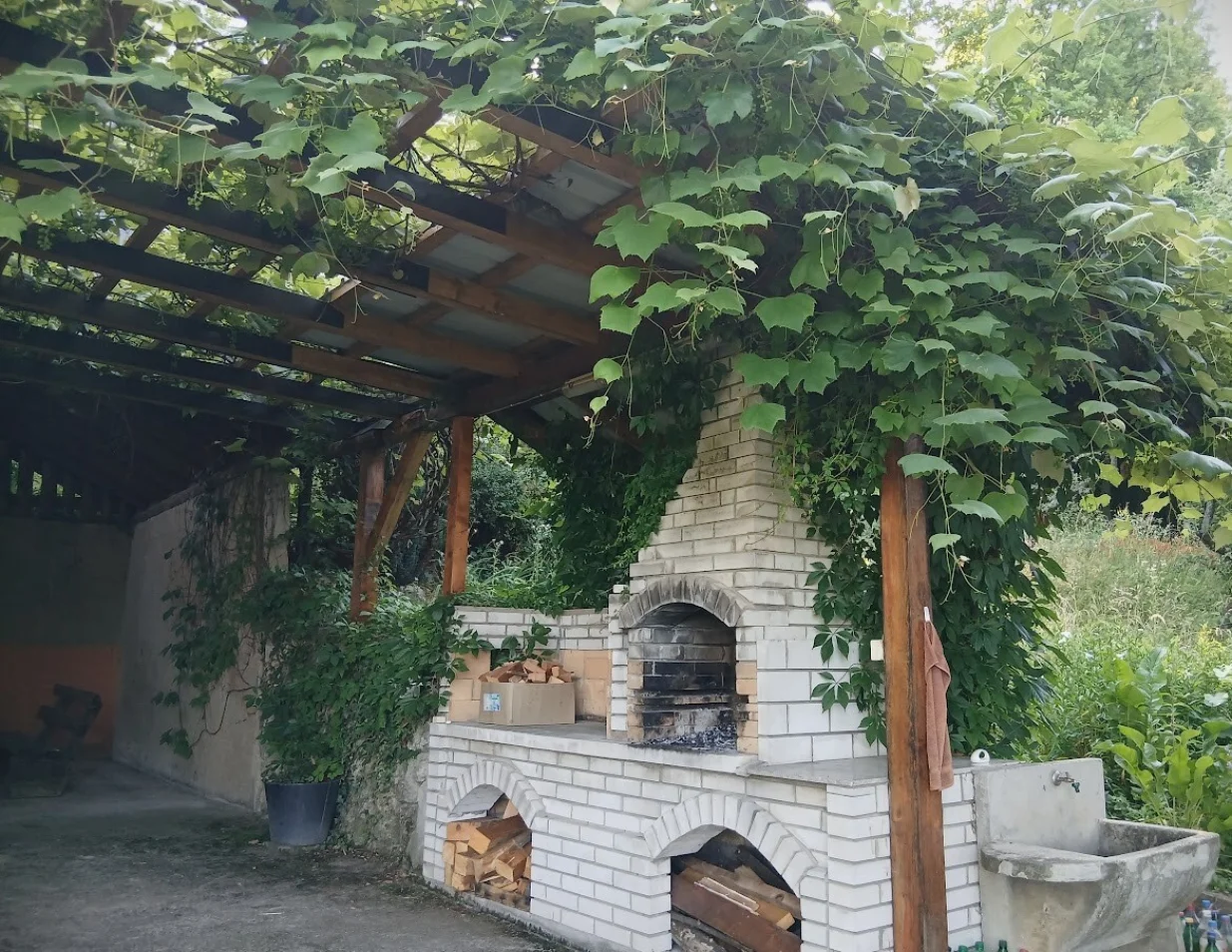 Pokriveni roštilj i česma/