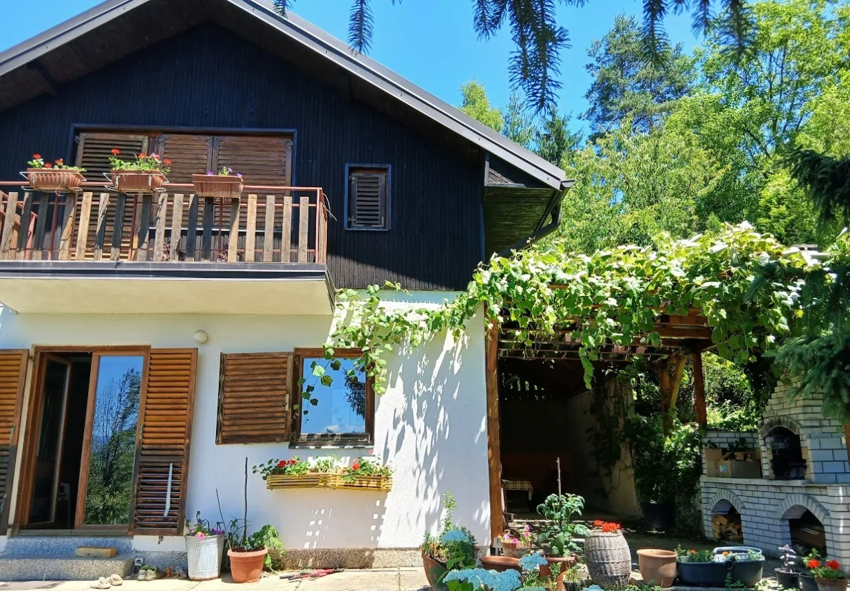 Vikendica, pergola i roštilj/