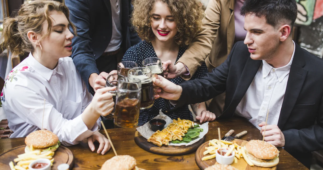 večera, prijatelji, hrana, mirisanje hrane/Freepik