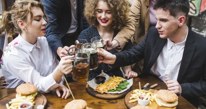 večera, prijatelji, hrana, mirisanje hrane/Freepik