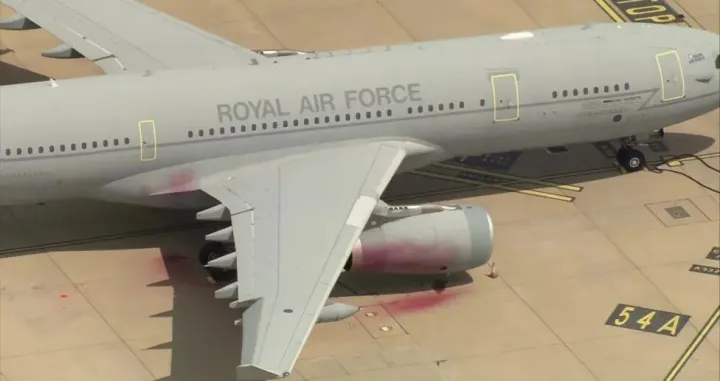 Vojni avion u RAF bazi/