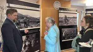 Hikmet Karčić i Christina Doctare; Tribina i izložba "Genocid u Srebrenici: Jedanaest lekcija za budućnost", u sklopu međunarodnog projekta "Svijet pamti Srebrenicu//