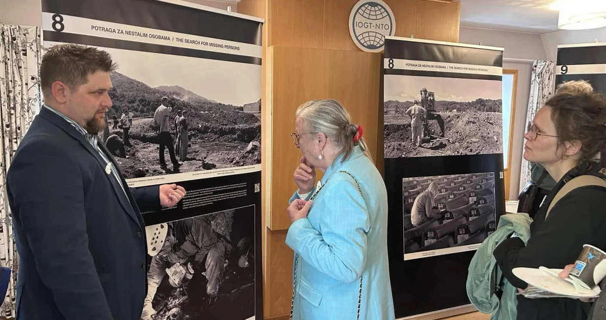 Hikmet Karčić i Christina Doctare; Tribina i izložba "Genocid u Srebrenici: Jedanaest lekcija za budućnost", u sklopu međunarodnog projekta "Svijet pamti Srebrenicu//